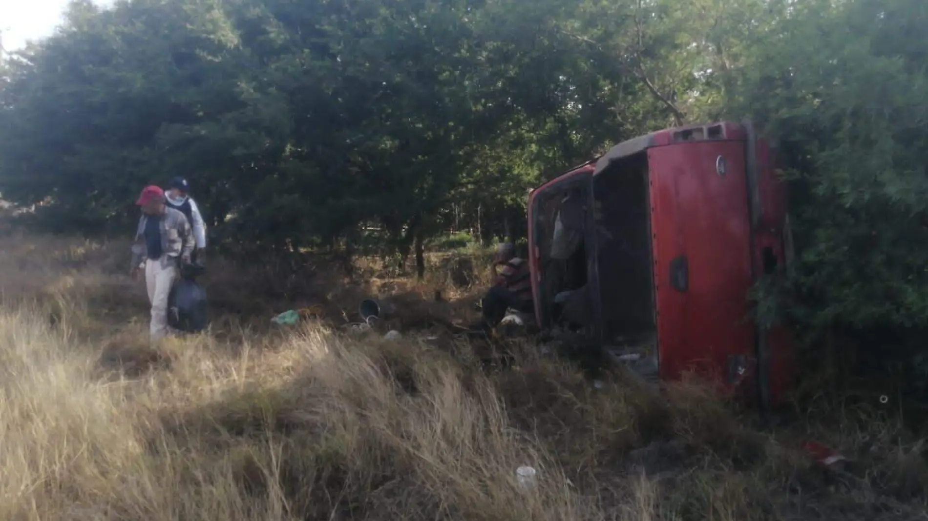 Dos personas lesionadas y elevados daños materiales fue el saldo de un choque y volcadura entre una camioneta y un automóvil en la carretera federal 85 de Tamaulipas 